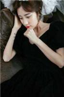 她裙之下，他唇之上